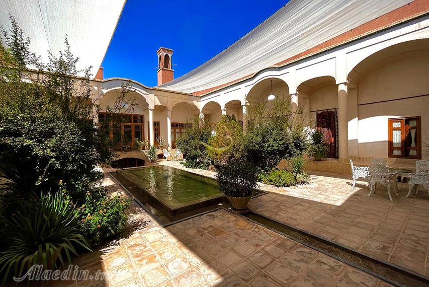 Living room of four star Darbe Bagh Hotel in Kashan| Alaedin Travel