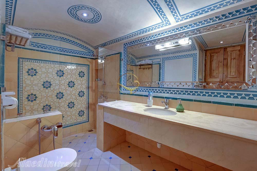 Bathroom of four star Mahinestan Raheb Hotel in Kashan| Alaedin Travel