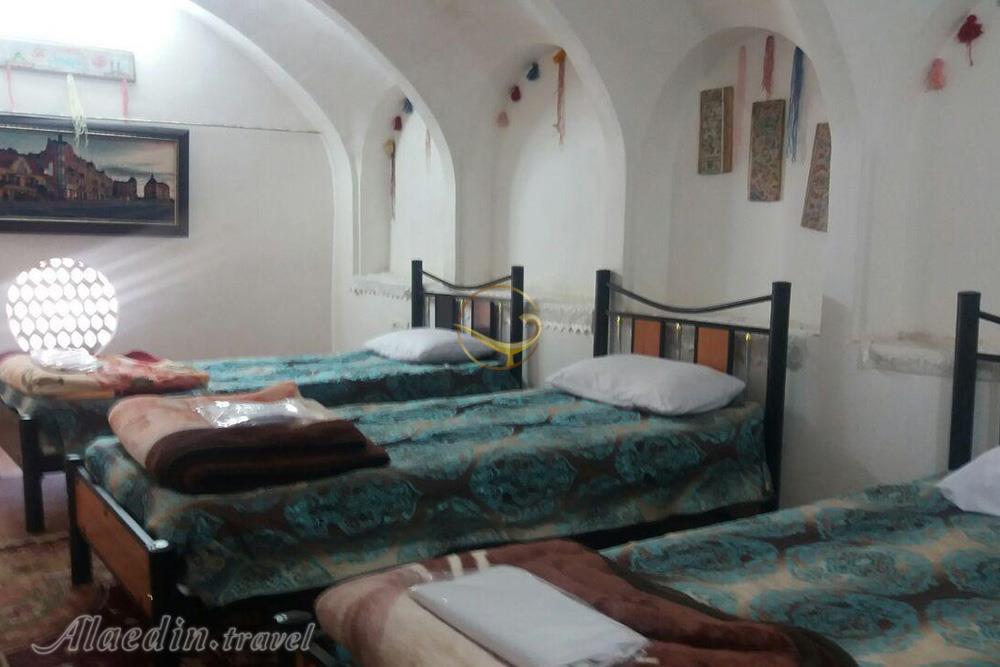 Triple room of three star Sadeghi House hotel in Kashan| Alaedin Travel