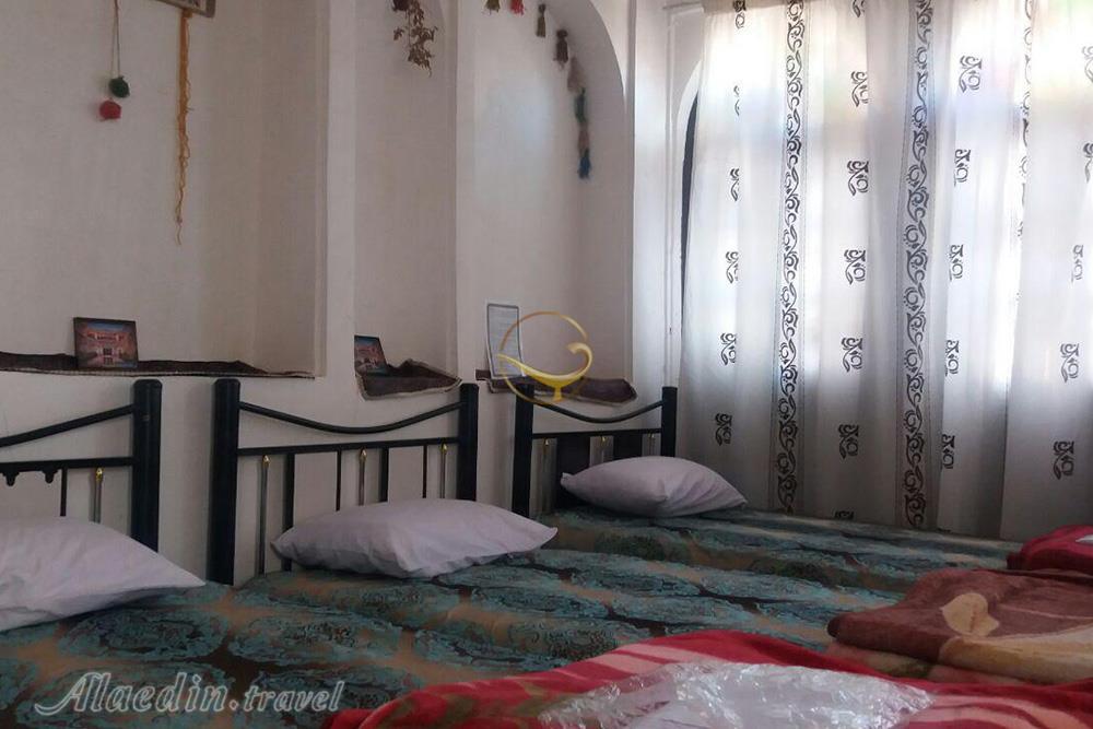 Triple room of three star Sadeghi House hotel in Kashan| Alaedin Travel