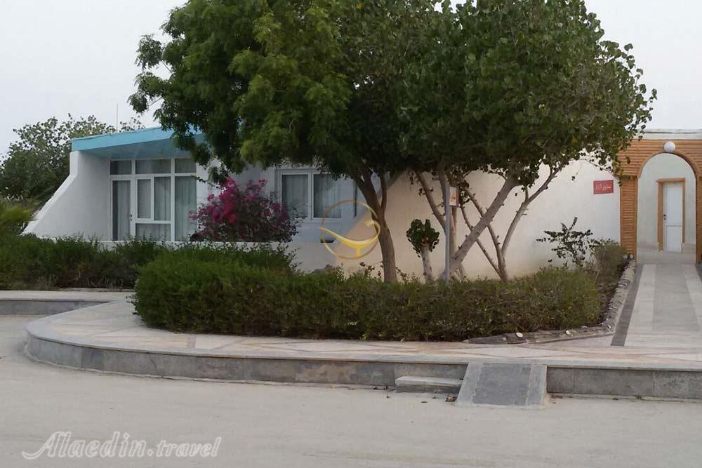 Yard of three star Simorgh Hotel in Kish| Alaedin Travel