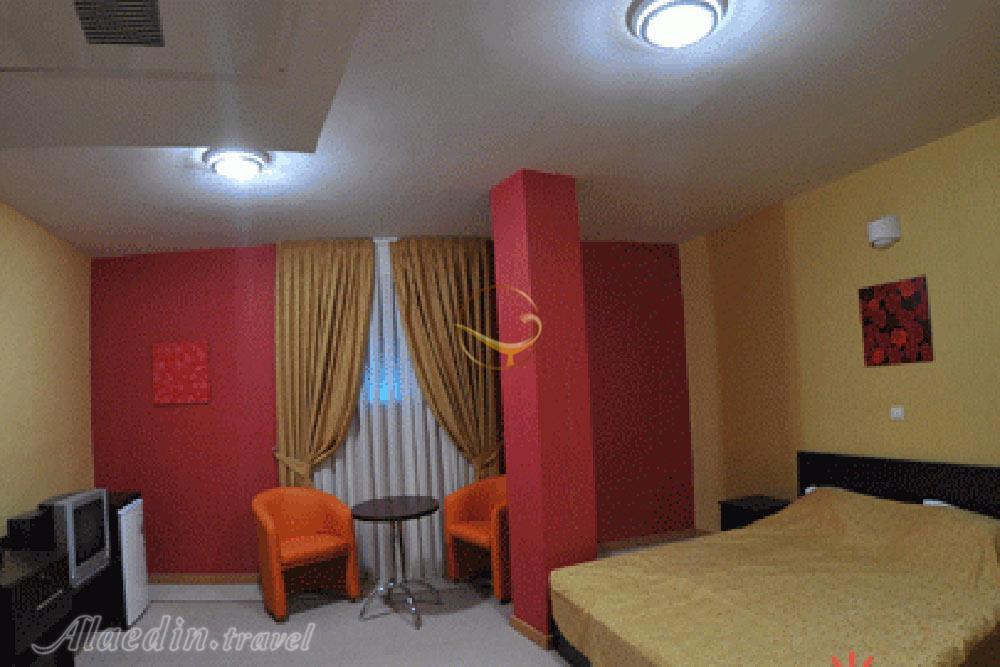 Double room of three star Pardis Hotel in Mobarakeh| Alaedin Travel