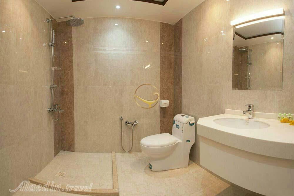 Bathroom of three star Jamil Hotel in Qom| Alaedin Travel