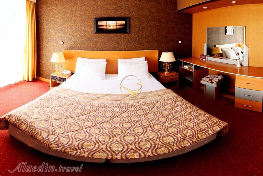 Double room of four star Parsian Azadi Hotel in Shahrekord| Alaedin Travel