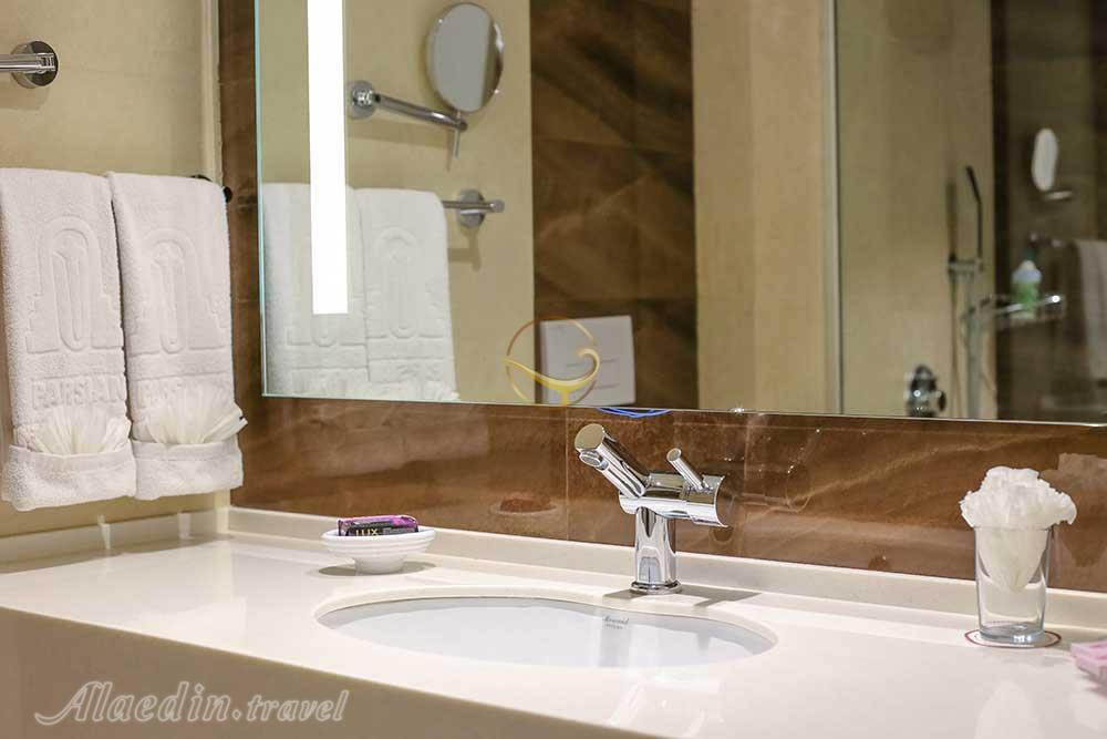 Bathroom of four star Parsian Enghelab Hotel in Tehran| Alaedin Travel