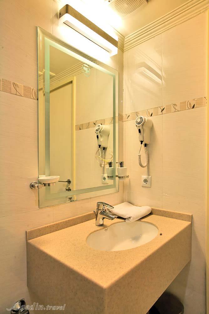 Bathroom of three star Saina Hotel in Tehran| Alaedin Travel