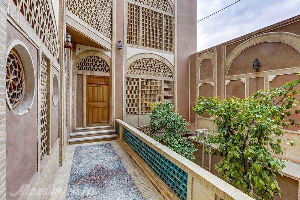 Yard of four star Moshir al-Mamalek Garden Hotel in Yazd| Alaedin Travel