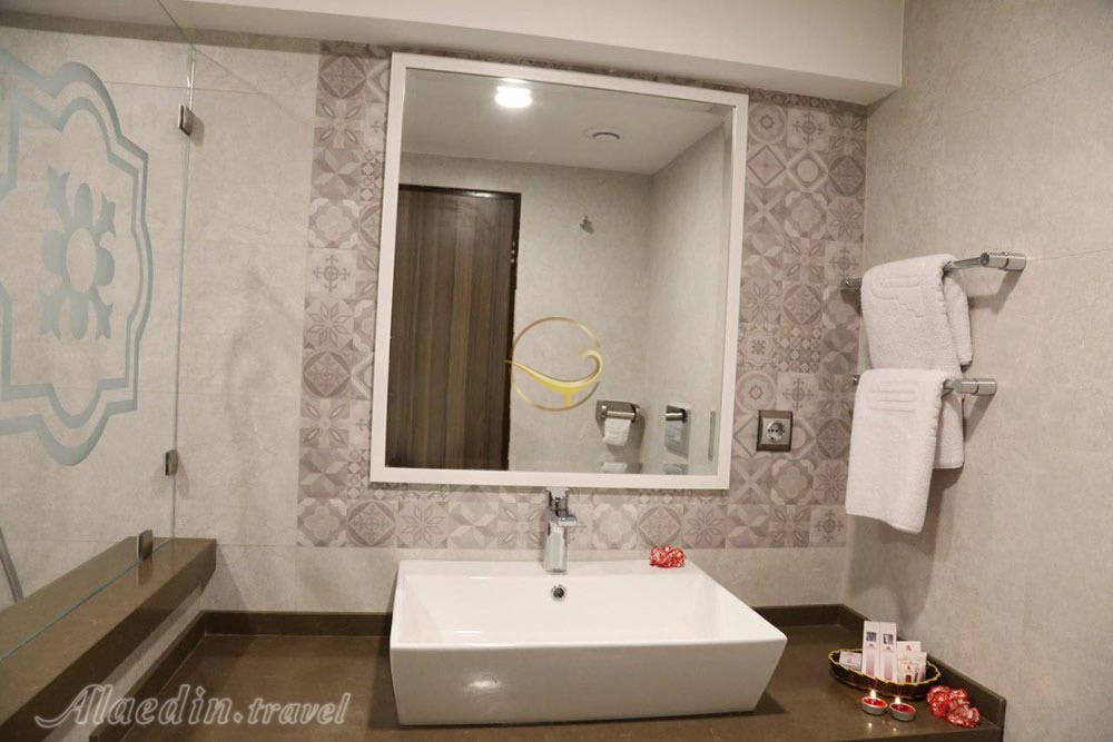 Rest room of three star Parsian Azadi Hotel in Yazd| Alaedin Travel