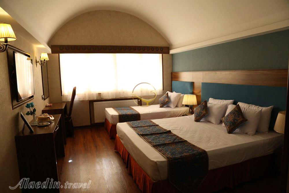 Quint room of three star Parsian Azadi Hotel in Yazd| Alaedin Travel