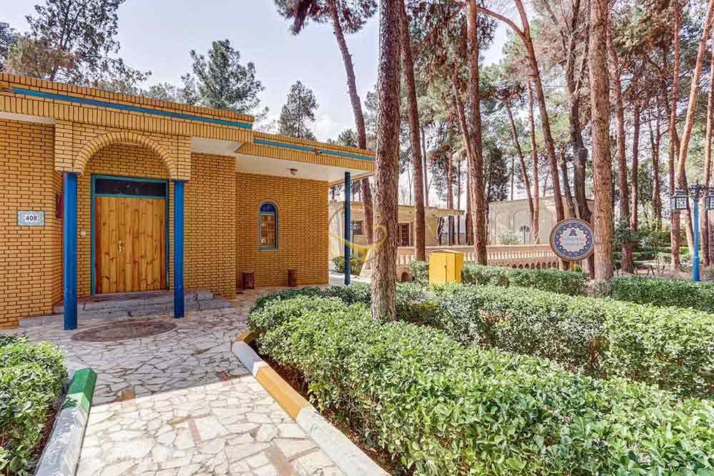 Yard of five star Parsian Safaiyeh Hotel in Yazd| Alaedin Travel