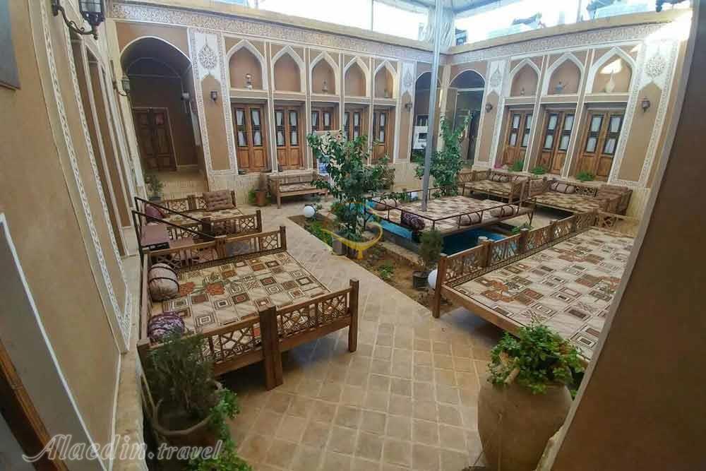 Yard of Royay Ghadim Traditional Hotel| Alaedin Travel