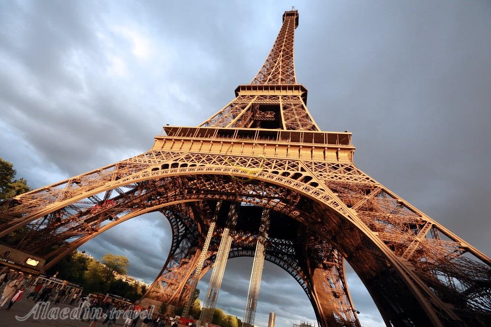 سفر به بالای برج ایفل؛ لذت بردن از مناظر زیبای پاریس